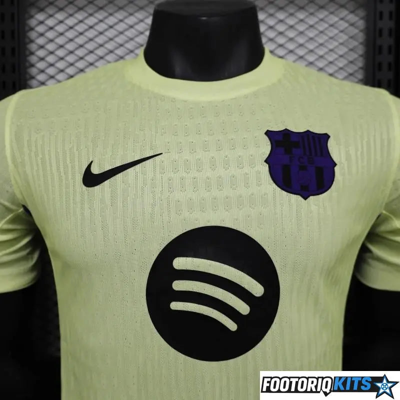 Le FC Barcelone lance son nouveau maillot third avec le retour du template Total 90 Le FC Barcelone lance son nouveau maillot third avec le retour du template Total 90